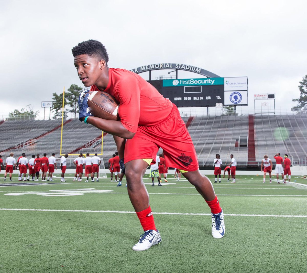 JayMeadors's tweet photo. Thunder & Lightning in the same package
@DamareaCrockett 6'0/215lb and 4.4 (40)
#BoiseCommit #BroncoNation #Elite50 http://t.co/o3A2OlDpyU