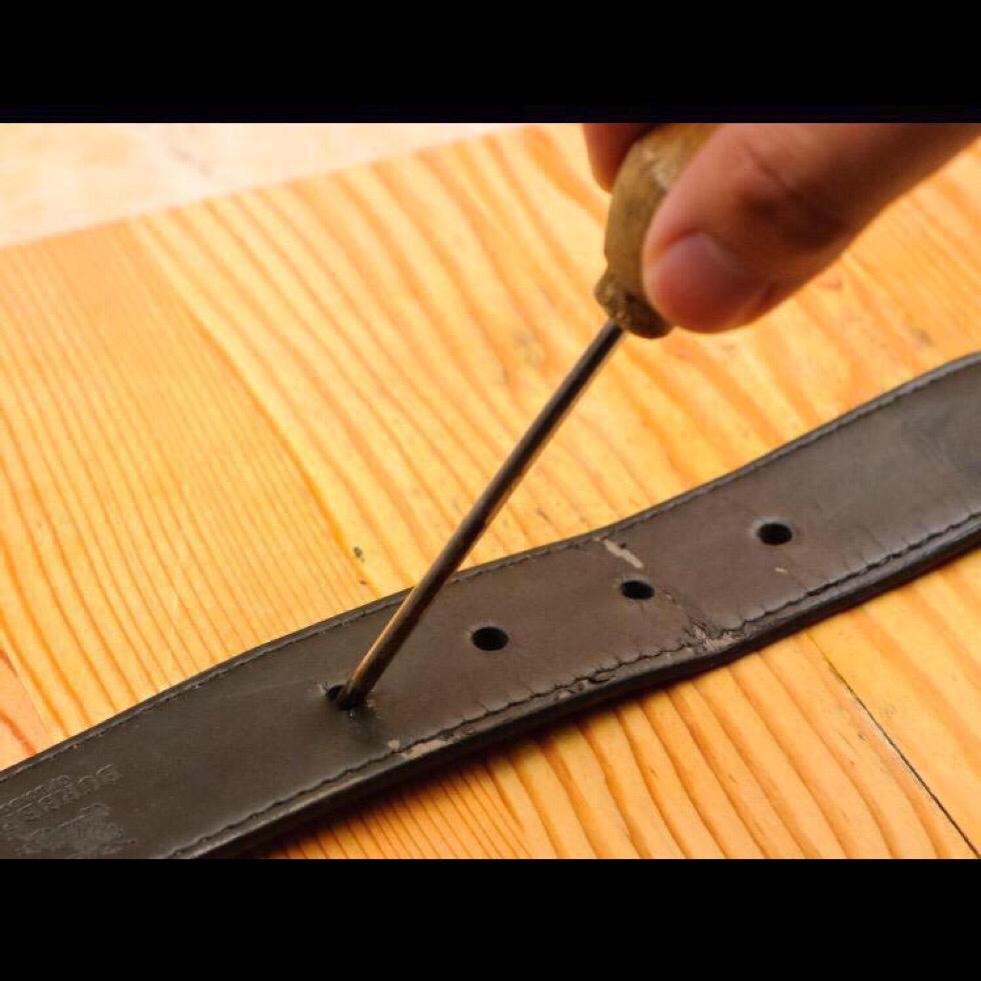 CauseWereGuys's tweet image. Growing up skinny having to poke new holes in your belt