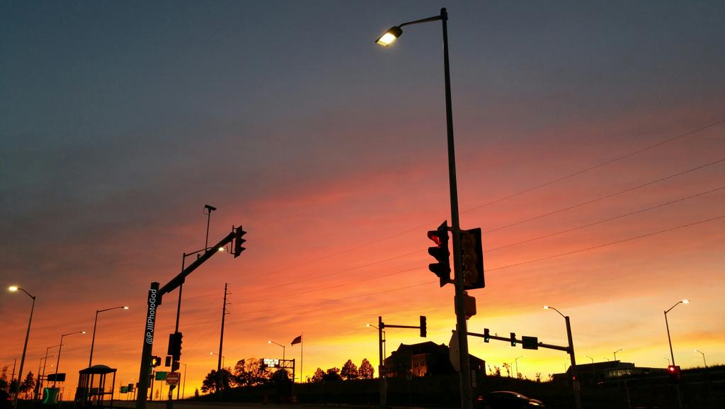 PJIIPhotoGod's tweet photo. @PhotoLately @DiscoverWI @TravelWI @cityofmilwaukee @MedicalCollege @visitmilwaukee #SHESKINDAHOT #sunset #Wisconsin http://t.co/p8AiRBLnt8