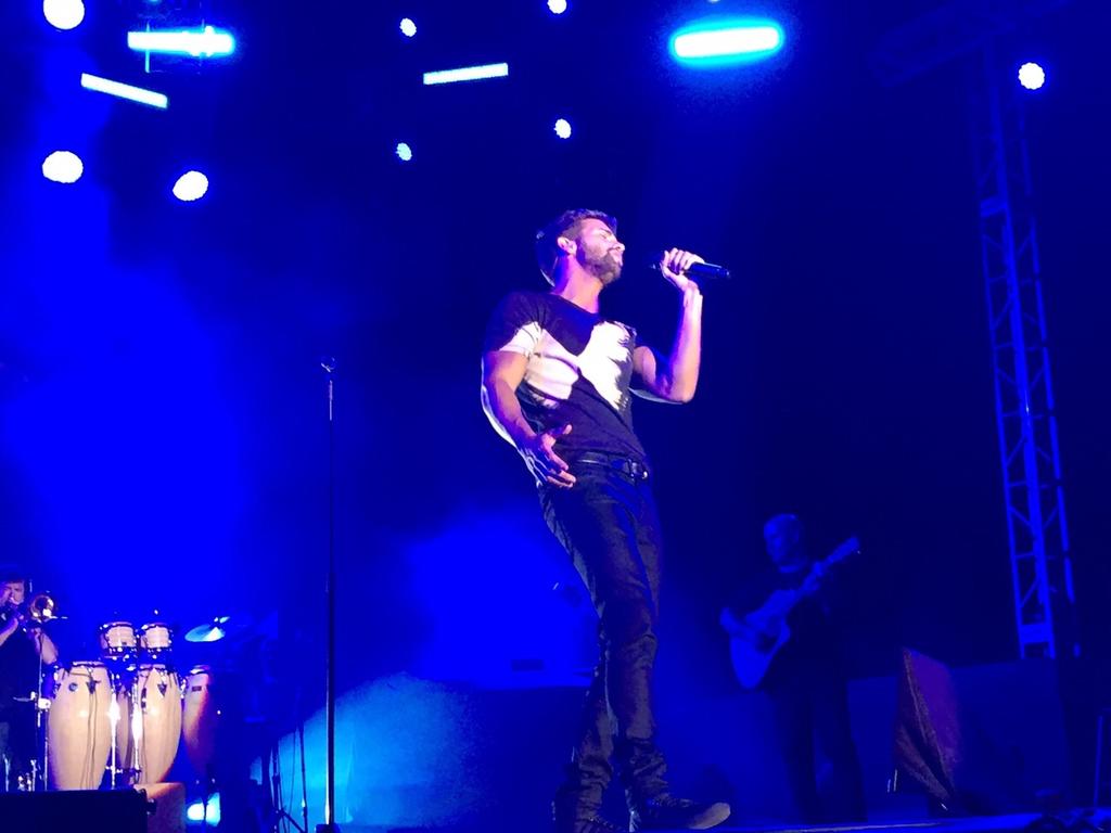 AlboranTeam's tweet photo. La plaza del Cristo se emociona con @pabloalboran #Desencuentro #Quien #TourTerralTenerife http://t.co/d1M4EDqd23