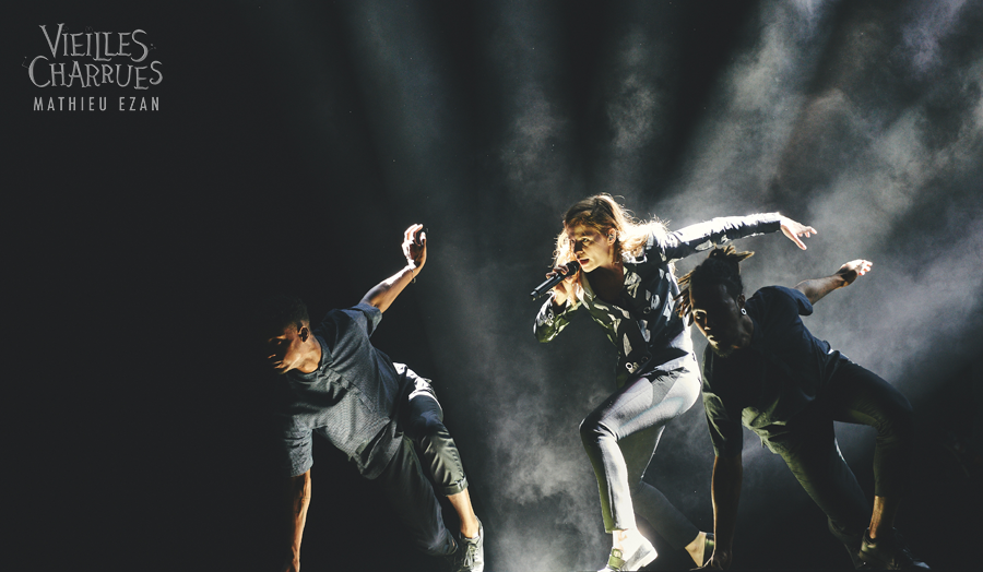 Charrues's tweet photo. Le show de @QueensChristine en met plein les yeux au public de Glenmor ! #charrues15 Crédit photo : @MathieuEZAN http://t.co/ReZ3ESflLk