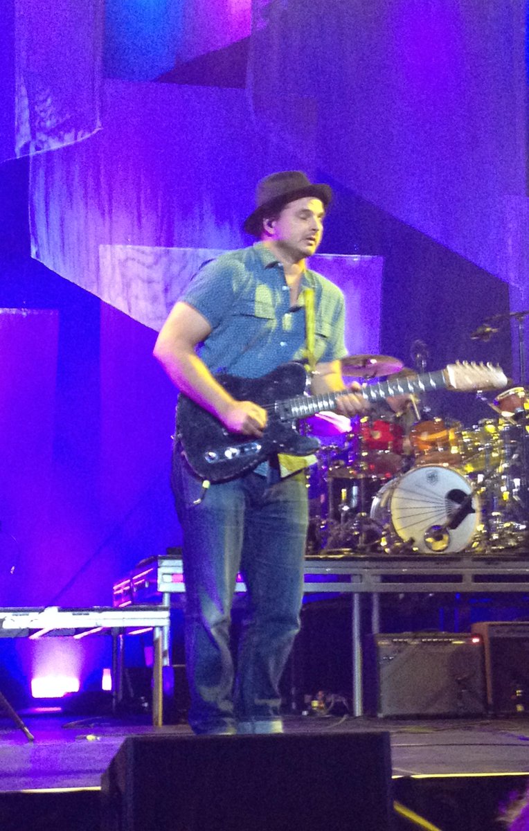 jthomp10's tweet photo. "There's lightning on the ceiling" @petefrancis @dispatchmusic #DispatchHunger @TheGarden http://t.co/IgB3M2qyIj
