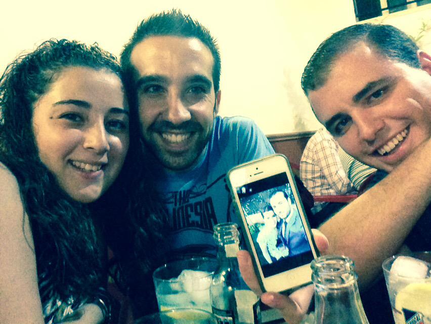 Valen_EF's tweet photo. Cenita de amigos!!! @RiansaresArcas @GoyoLC @VicCarde @aterelu http://t.co/y2LPU2ByY2
