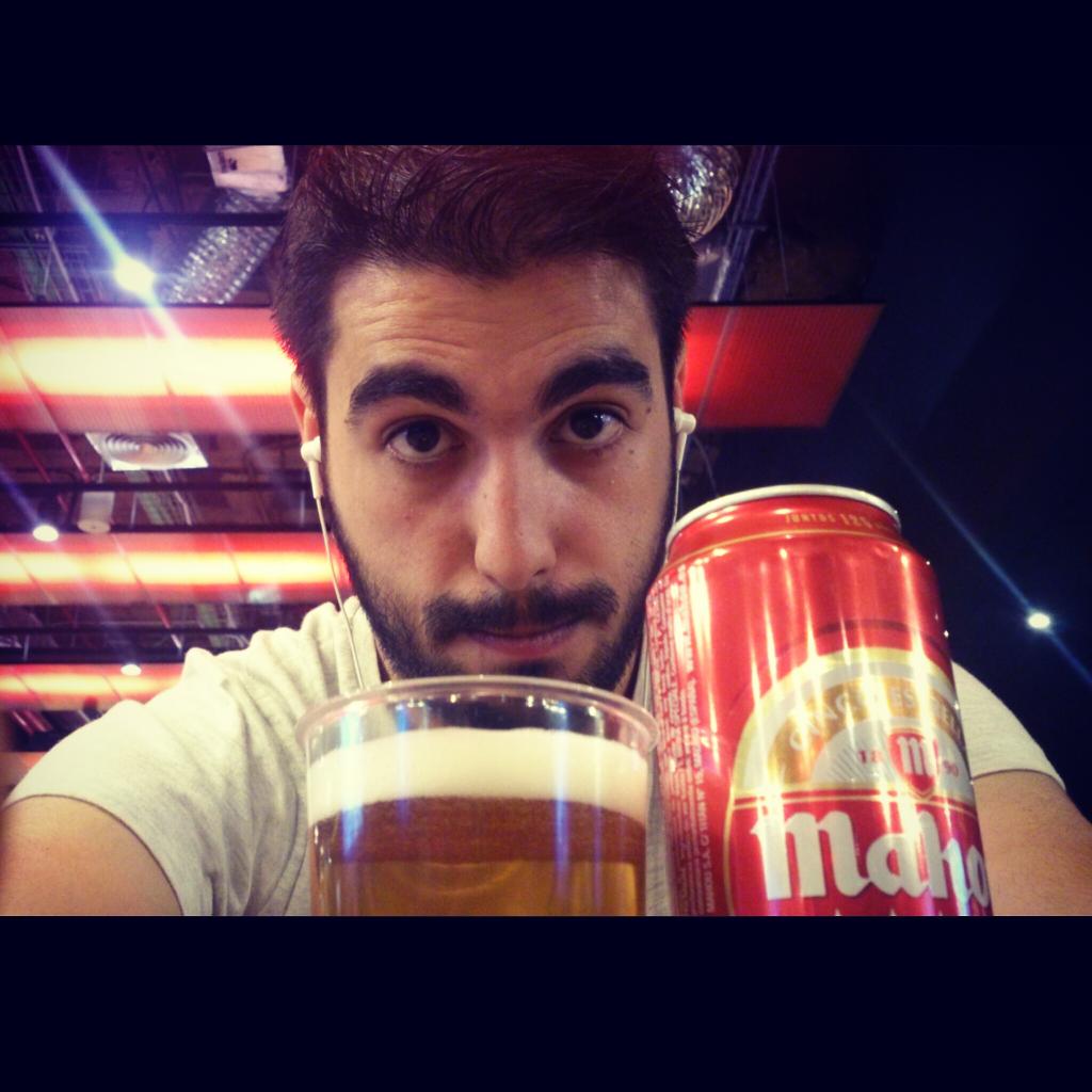 tomi_5_'s tweet photo. Hoy brindo por las fiestas y gente de mi pueblo y brindo también por los que se van a la "playa playa playa" http://t.co/SwCJNHDekc