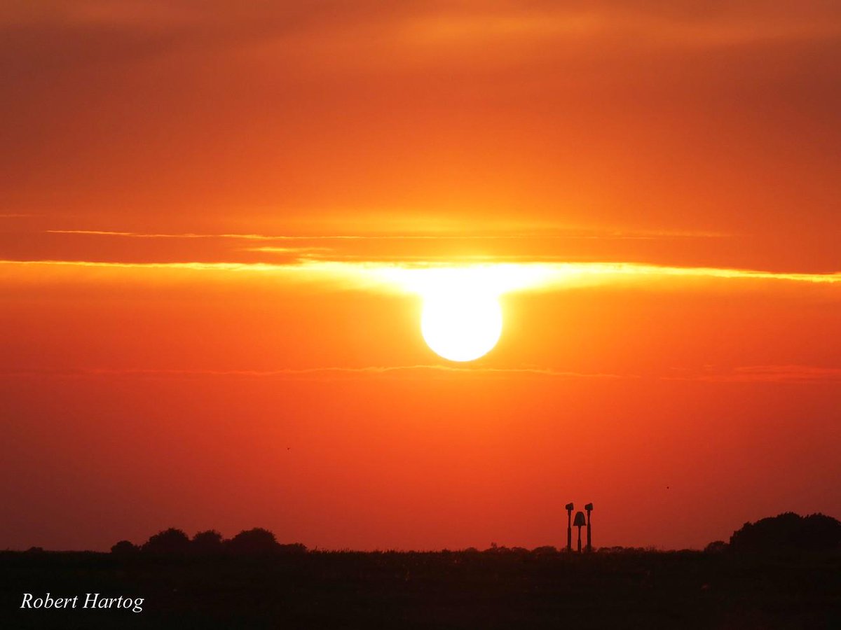 rootje011's tweet photo. Prachtige #Sunset 17 Juli #Jelsum #Breedijk @GatskeVan @BeekRita @FleurNolmerban @TjipkevdVeen @SevereWeather_N http://t.co/sFlTmgfHGw