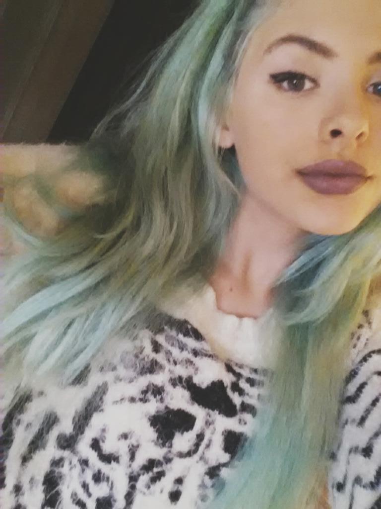 Okay, guys. Here's a picture of me in rl. 😂😂