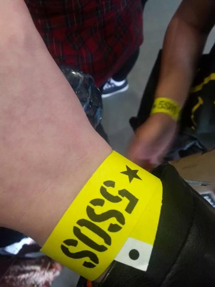5SOSNoticias's tweet photo. soundcheck wristband / brazalete para la prueba de sonido (vía insider) http://t.co/AbmtNqcT5H