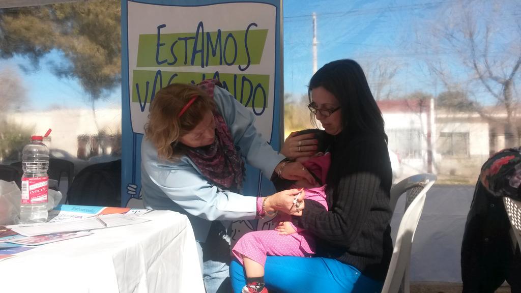 CooperativaMza's tweet photo. Vecinos de Las Catitas #SantaRosa realizaron trámites en la #PlazaDeServicios @MarceloCostaMza @tatimussato http://t.co/RsP24TjlQe