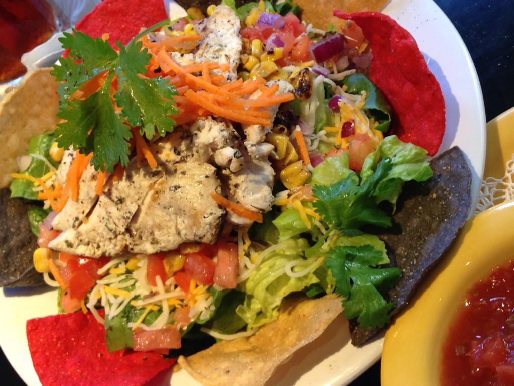 BCDlane's tweet photo. Our Popular "PANIOLO🤠CHICKEN🐔SALAD" with Roasted Corn, Local🍅Tomato, Tri-Colored Chips & Homemade🇲🇽 Salsa at @BigCityDiner at @KailuaNEWS @KaimukiHawaii & @WaipioCenter #Salad #BigCityDiner #KaimukiEATS #WaipioCenter #FoodAGoGo #EveryOrderCounts #Hawaii https://t.co/7EYtGWRnLN
