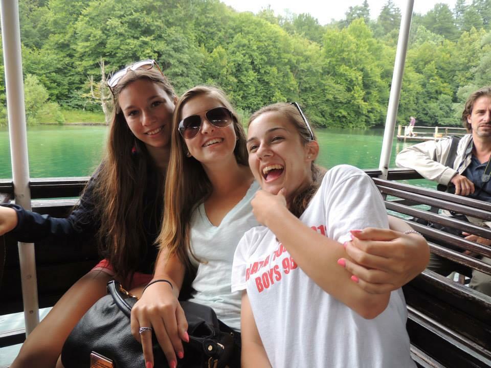 _jessicabenko's tweet photo. What's a birthday without embarrassing photos @_andreaivancic😜 happy birthday to my first friend from hrvatksa škola😘 http://t.co/jMQNmL7Kco