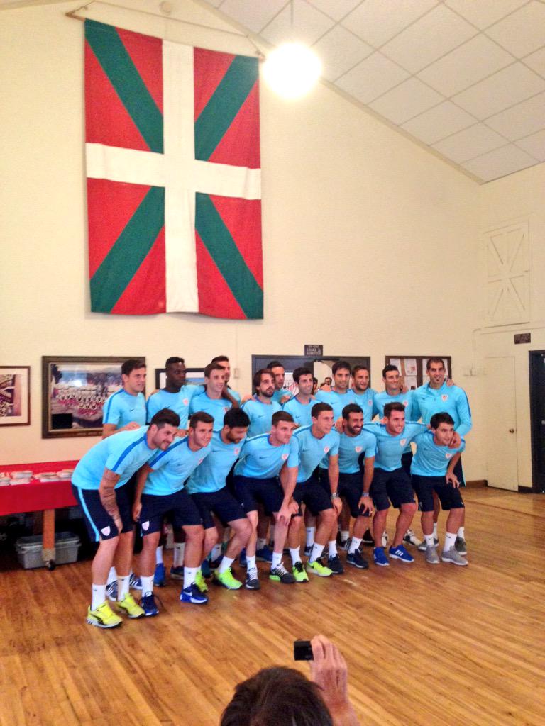 michaellycklama's tweet image. Athletic Bilbao poses for a team photo in front of Basque flag at the Basque Center. @BasqueSoccer at 7 pm Saturday