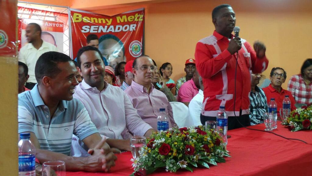 EduardoEspina17's tweet photo. Este es el miedo de los contrario el @PartidoPRSC esta en la calle le toco a Hatillo SC #HatilloColorao @BennyMetz http://t.co/RndAfQOOfu