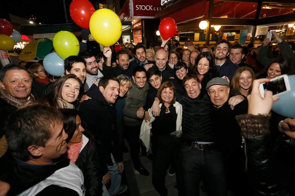 MujeresXHoracio's tweet photo. Por todo este gran EQUIPO  #YoLoVotoaHoracio #AhoraMasJuntosQueNunca @horaciorlarreta http://t.co/jvThOx4wIZ