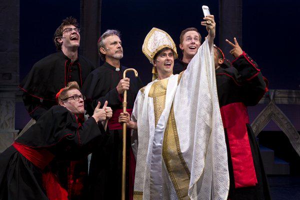 Click to see pics from #POPEningNight. But first... Let me take a selfie! #GottaBePope broadwayworld.com/article/Photo-…