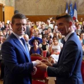 GayLiveFrance's tweet photo. Alfortville : Le premier mariage gay d'un parlementaire a été célébré samedi (via #ellico… http://t.co/ETCCZR1lLq http://t.co/kVUXiEK7Zf