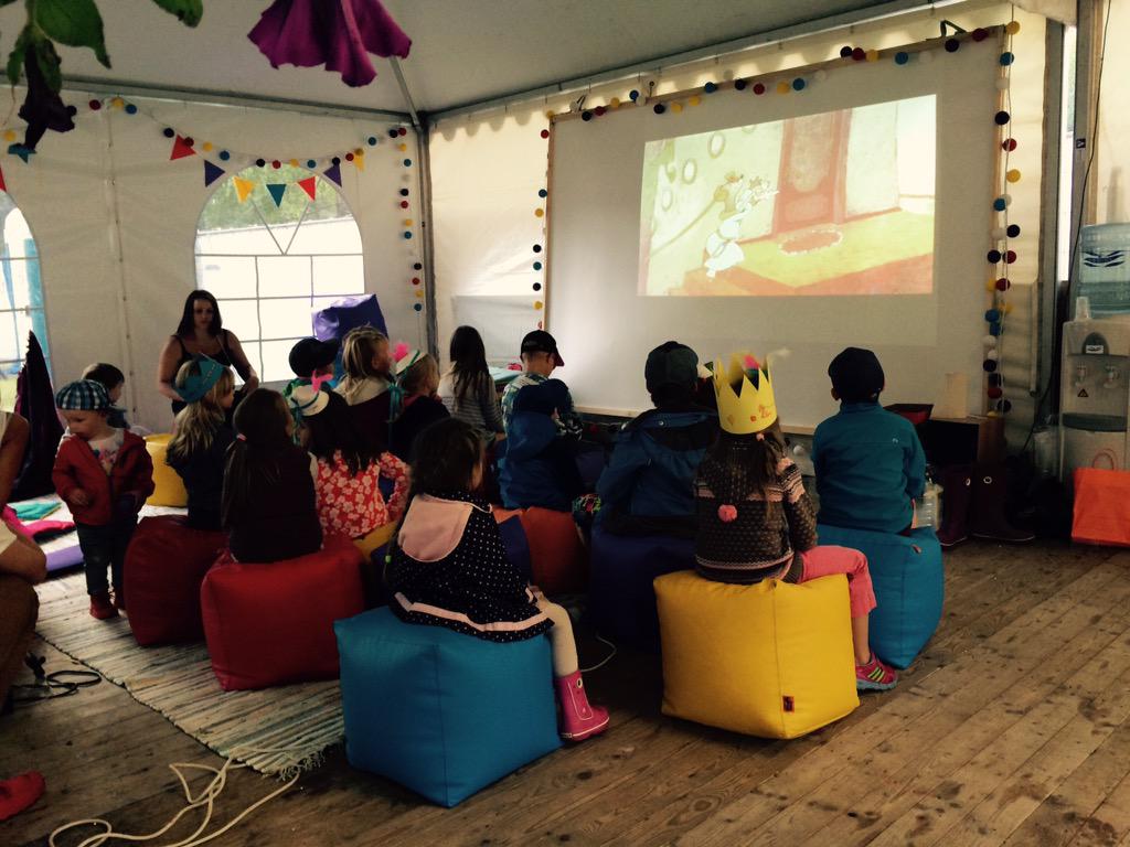 PASAKAS's tweet photo. Vakar pirms gulētiešanas skatījāmies animācijas studijas Daukas filmiņas. :) #positivus2015 http://t.co/VZbcHuI3oo