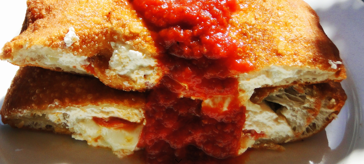 goldbelly's tweet photo. Leave the cannoli. Take the fried calzone.
http://t.co/64YUFpLpxc http://t.co/VdBJBDJwwB
