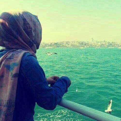 لجأت الى هنا يقال ان البحر اسرار وعندما يغضب صوت امواجه تسمعها
