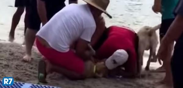 Emocionante: respiração boca a boca salva a vida de cadela após afogamento (via <a href="/PortaldoDog/">Portal do Dog</a>) r7.com/TS9r