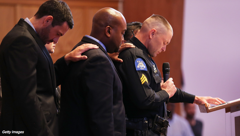 BuzzFeedNews's tweet photo. Chattanooga Comes Together To Mourn Marines Killed In Mass Shooting http://t.co/DcggDYPY1X http://t.co/qA3ldIlOVa