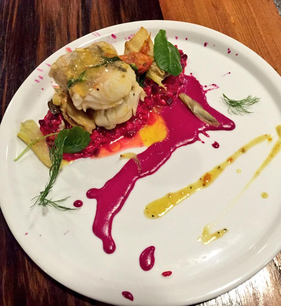 LaFamigliaChile's tweet photo. Merluza Austal confitada en aceite de oliva y vino blanco, sobre risotto de betarragas con hinojos asados. http://t.co/PjmGbAjmAc