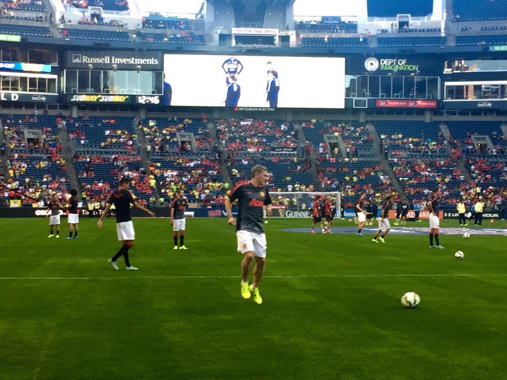 ManUtd_ID's tweet photo. #mufc melakukan pemanasan di Seatlle. #MUtour http://t.co/Zfx6AlYrBW