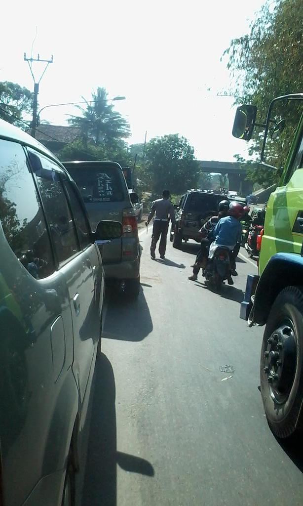 esa_pache's tweet photo. Agar selalu berhati"melintasi jl.Ci jantung mengarah plered yg mau wisata ke cirata kurangi kecepatan &amp; jarak aman KR http://t.co/dmBFHdhEIP
