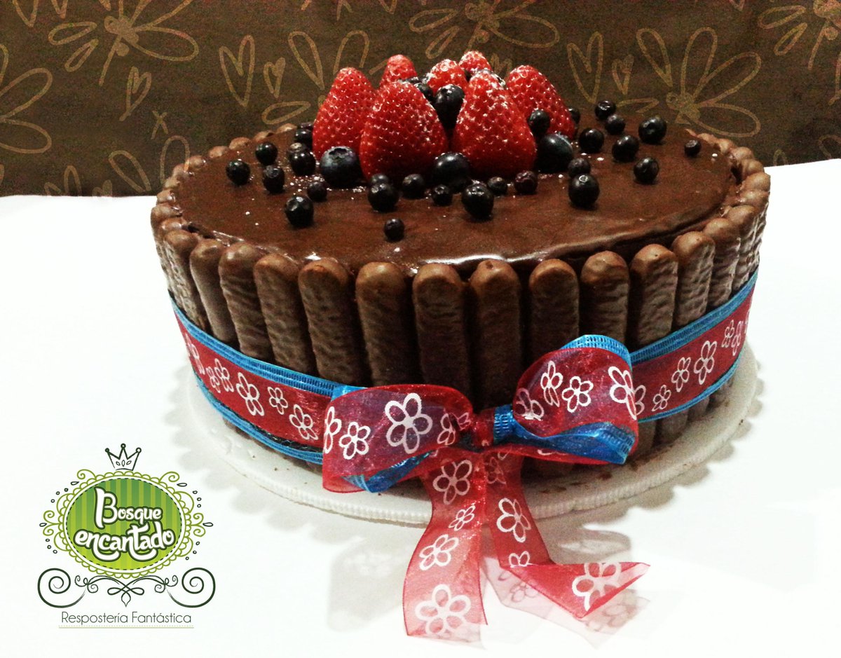 BosqueEncandoRF's tweet photo. Torta #FantasíaDeChocolate decorada con #FrutosdelBosque y #DeditosdeChocolate #ChocolateLovers.📱3116775581 ☎ 3012960 http://t.co/emp1HZmvHh