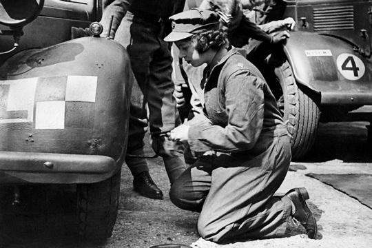 P_Lopez_Landier's tweet photo. Les seules photos qui vaille: la Reine Elizabeth II dans l'effort de guerre au coté de son peuple, contre le nazisme http://t.co/XDgqAo6Pye