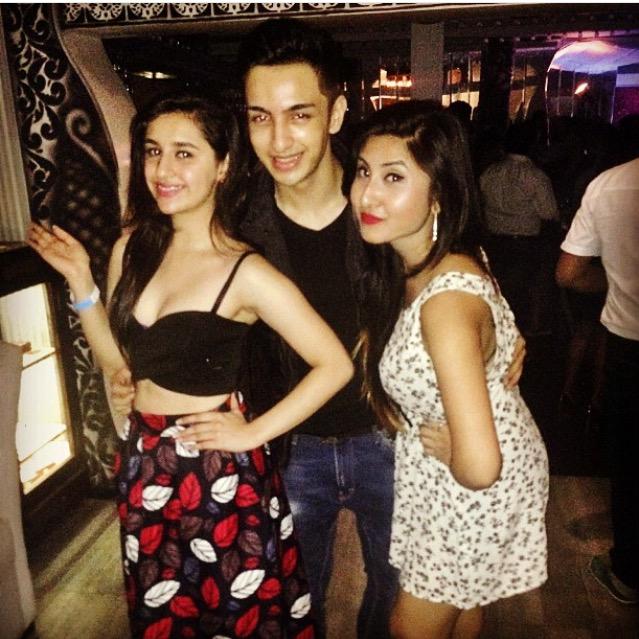 TeamWarriorHigh's tweet photo. [SET 1] Party Time Offscreens! #warriorhigh 
Ps - Parth's mom in the 2nd pic 😱😍 http://t.co/FAbA4C7CGT