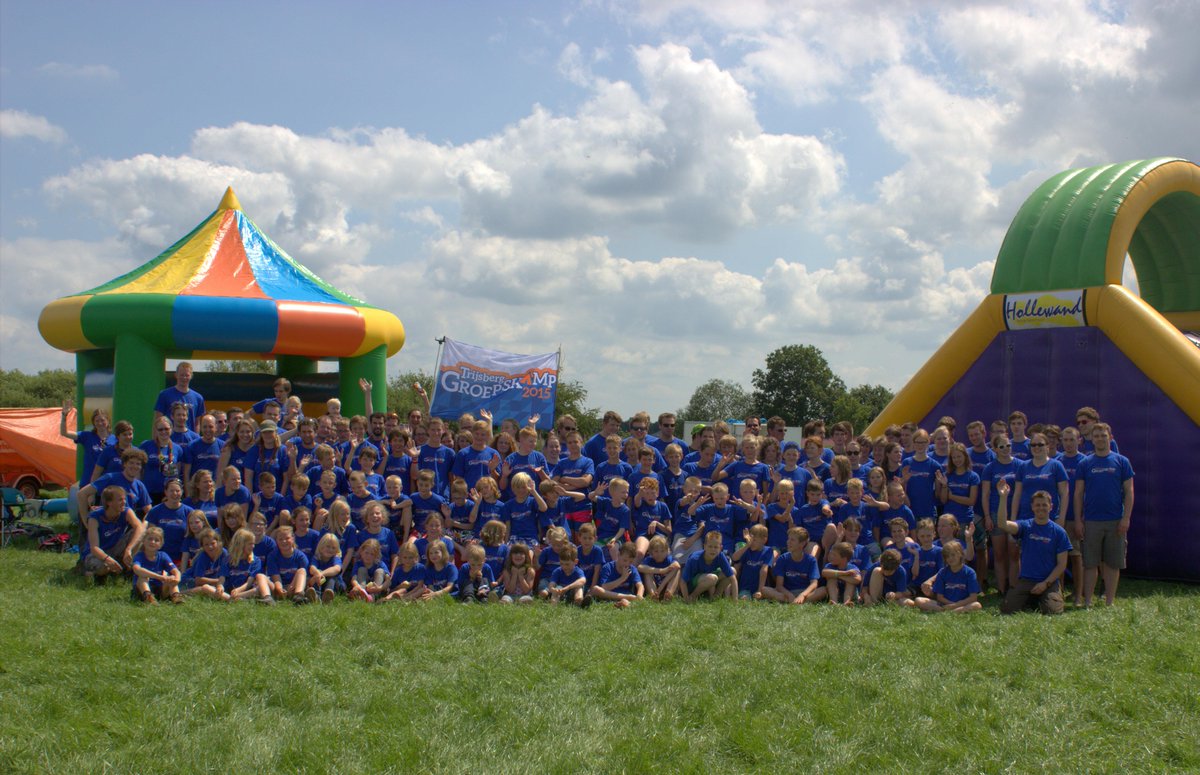 Trijsberg's tweet photo. Bij een groepskamp hoort natuurlijk een groepsfoto.#scouting #hattem #55jaar http://t.co/KyzSrULuIp