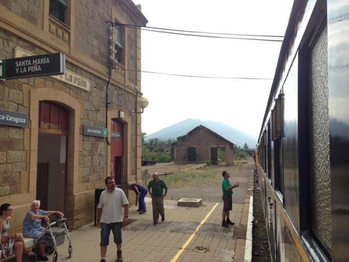 aragon_2015's tweet photo. Santa María y la Peña abierta por #eltrenazul muchos años después (foto @azaft_org) @turismocanfranc @canfr http://t.co/kY42OMo1GD