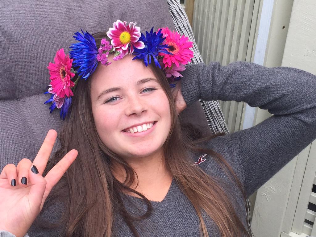 FlowerSchoolIE's tweet photo. #flowercrowns #fairycrowns #headresses #headpieces #floralcrowns at #kaysflowerschool #flowerschoolforflorists http://t.co/gJYre3bYGf