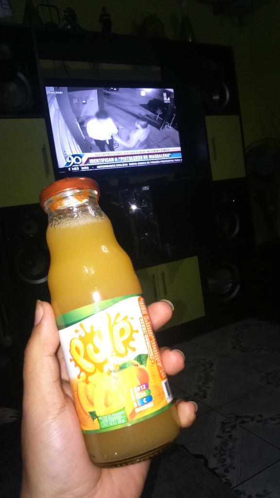 dubmixwolf's tweet photo. Esperando @lanocheesmiatv con la #PichicataMaldita @galdosoficial @richidelanoche 😁 http://t.co/GxJ1I08uMa