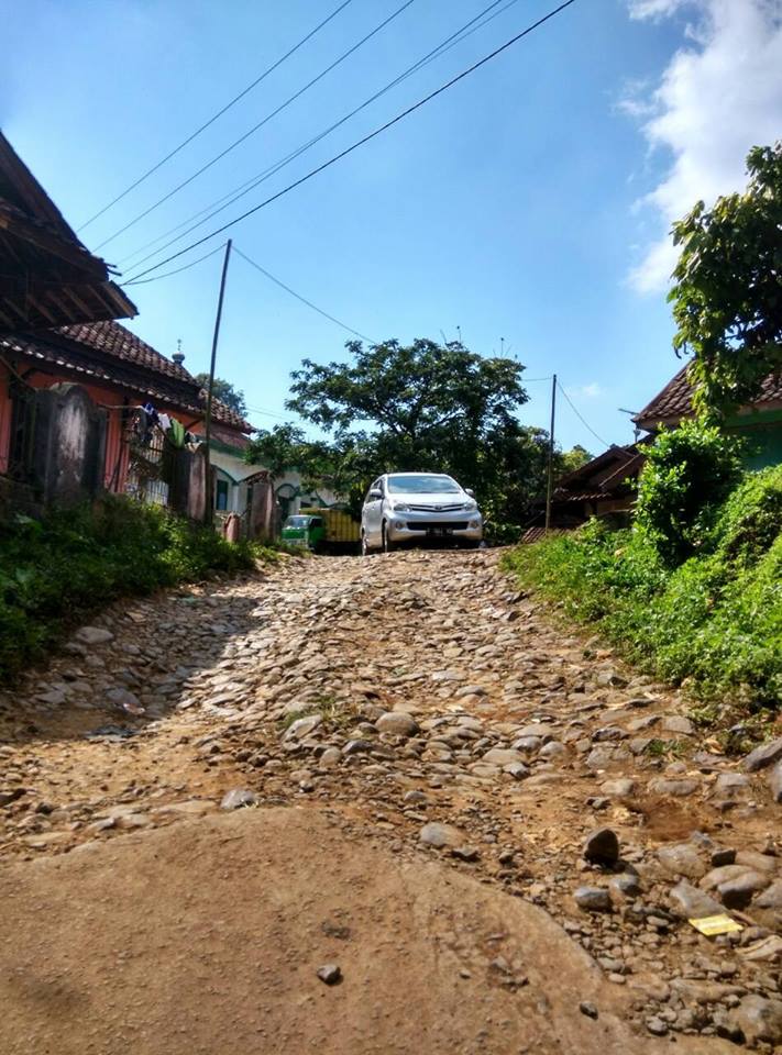 vinsensiusdicky's tweet photo. @menyapanesia @LPDP_RI Kami ingin memperbaiki jalan ini agar aktivitas dan perekonomian mereka bisa berjalan lancar. http://t.co/WOW3v1SfWx