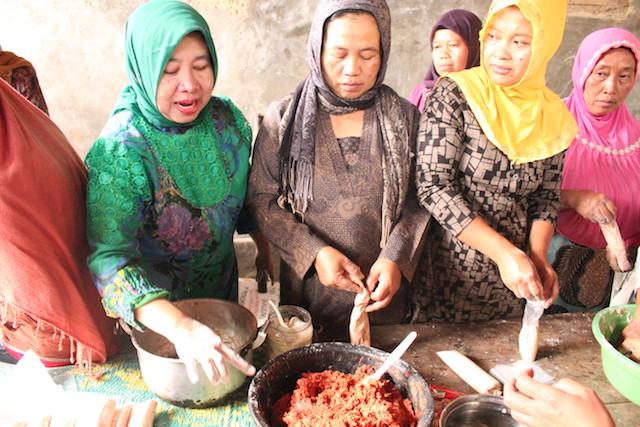 vinsensiusdicky's tweet photo. Ini dia buktinya! Ini foto pelatihan Sabtu lalu dari @menyapanesia. Ibu-ibu nya bersemangat banget ! http://t.co/4euuHhr7Et