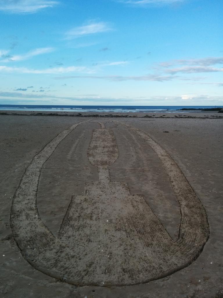KingsbarnsDist's tweet photo. Our sand drawing of @TheOpen @TheHomeofGolf #StAndrews #ClaretJug http://t.co/yvOJ60xavh