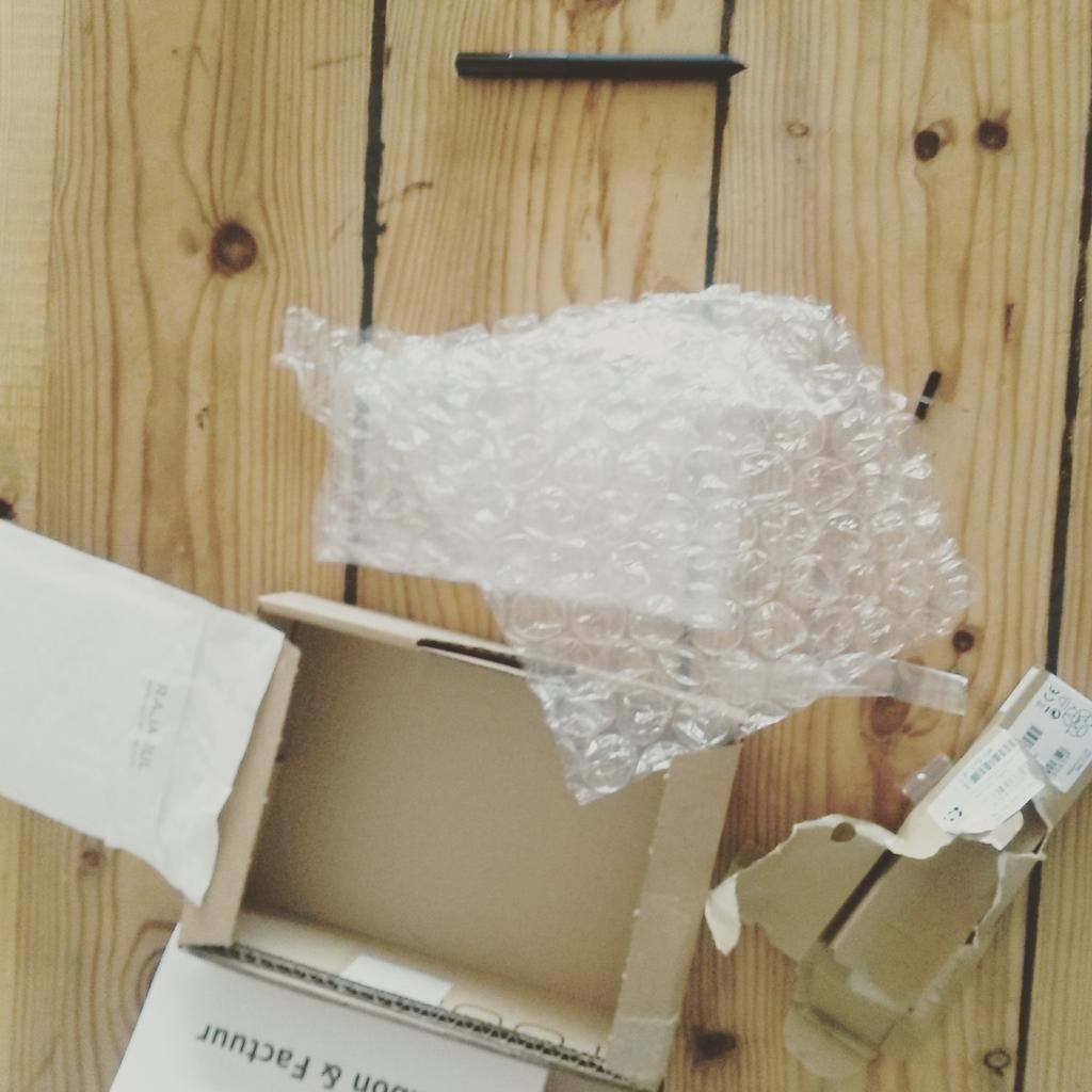 Nu nog #verpakkingloze webshops. 1 #wacompen = doos+plastic+enveloppe+plastic+doosje #betermilieu #groenlinks