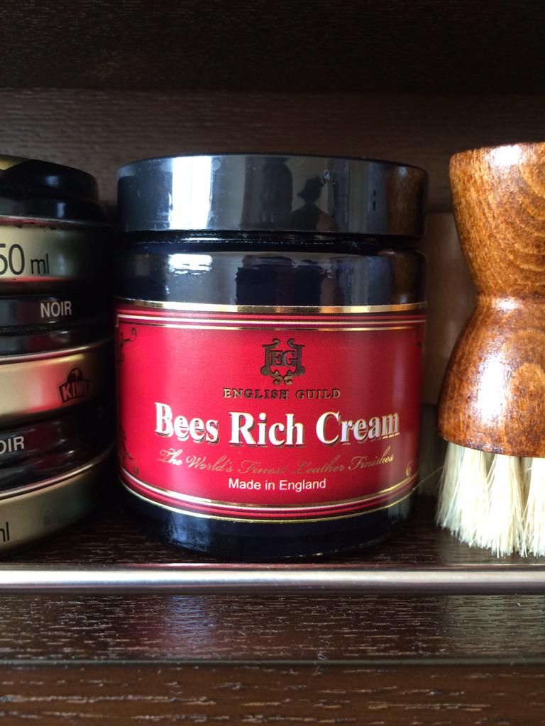 EarlGreyIceTea's tweet photo. #ENGLISHGUILD
#靴磨き

黒が濃いとの噂で買ってみたが、かなりの水溶性。

BEES RICH CREAM+油性でコートしないと雨で簡単に流れてしまうぞ‼︎(´Д` ) http://t.co/SBzzIOWiLc