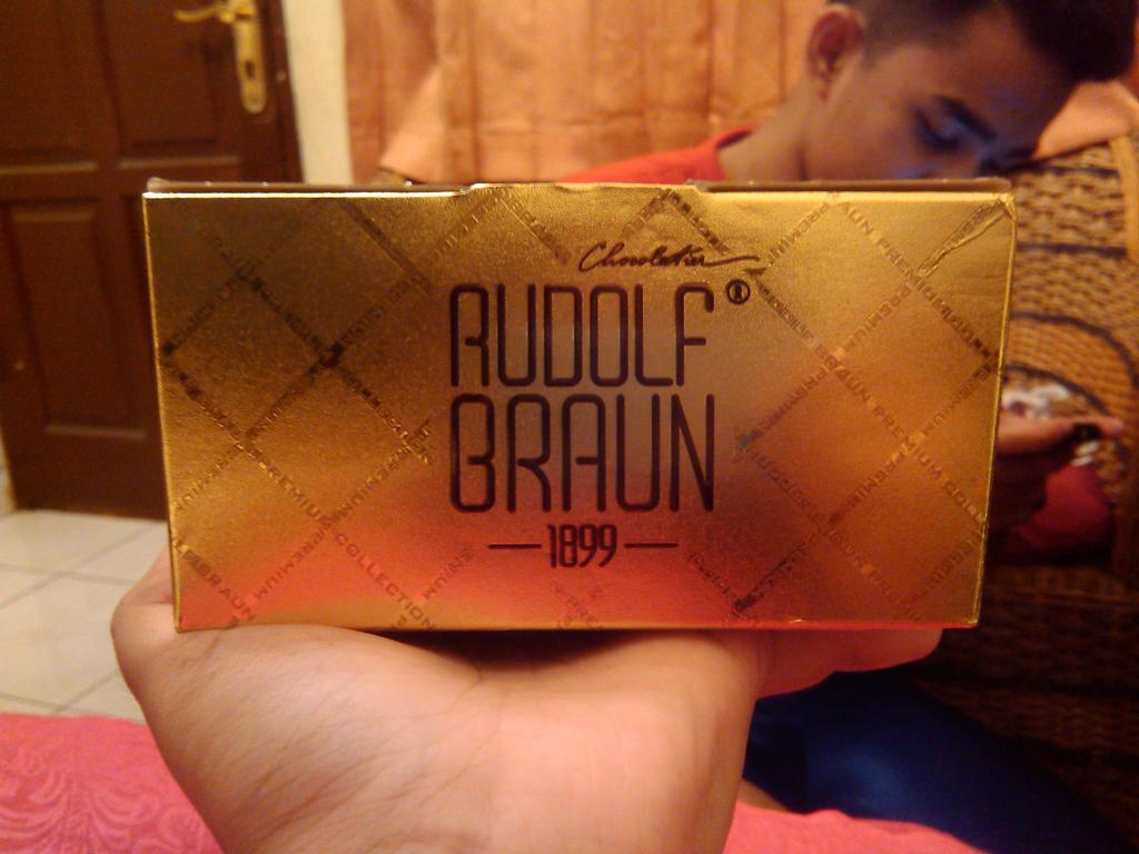 Muach makasih bunda ida atas coklat nya dari jerman enak loh😁😁😘😚