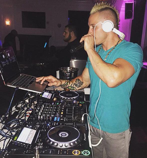 katiescarlettx0's tweet image. So @MikeyPDaCav has his first DJ gig in Vegas &amp;amp; joined the hot DJ list 😍👅 #ilovedjs #mikeyp #natural #vegas #cometoAC