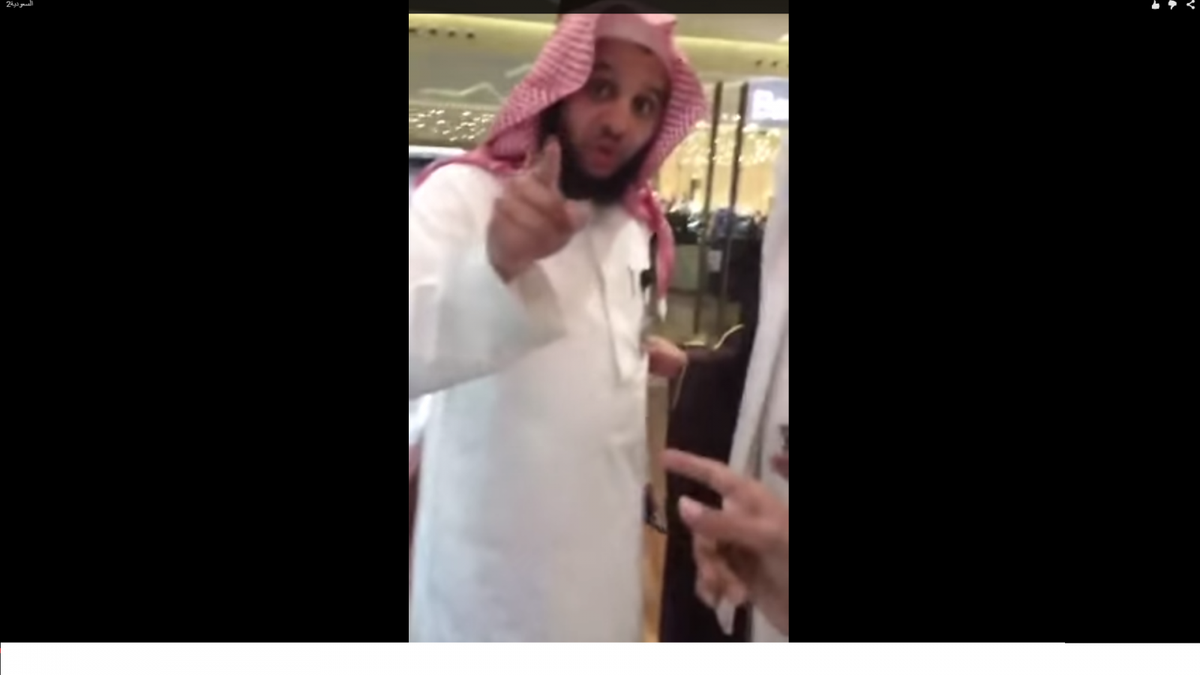 HumanistNN's tweet photo. Saudi woman films harassment by religious police in shopping centre 'for wearing eye make up' http://t.co/qx0FJKmoxA http://t.co/khloF7gP98