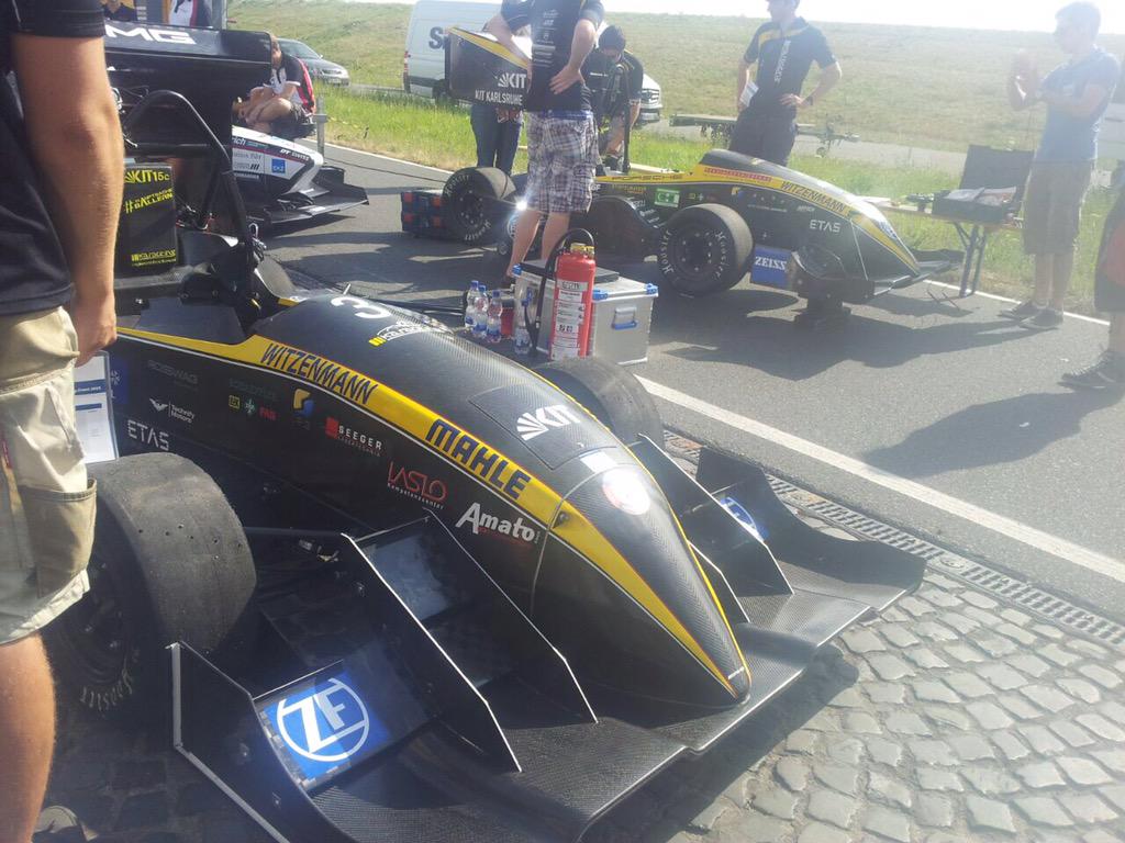 KA_RaceIng's tweet photo. Both cars are in scrutineering in Boxberg at the Bosch Engineering test day #oneteamtwocars #kit15e #kit15c http://t.co/1m4xv0upJU