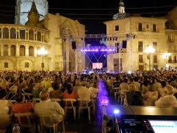 FlyVLC's tweet photo. Sí estas en Valencia, no dejes de disfrutar hoy de la "Gran Nit de Juliol" con muchas actividades #GranNitVLC http://t.co/Zi7KtjxyjV