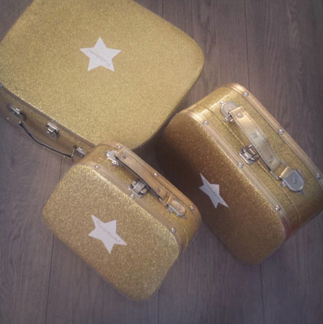 Découvrez nos petites valises ! Idéales pour ranger les petits trésors, décorer une chambre ou partir en voyage.🌟