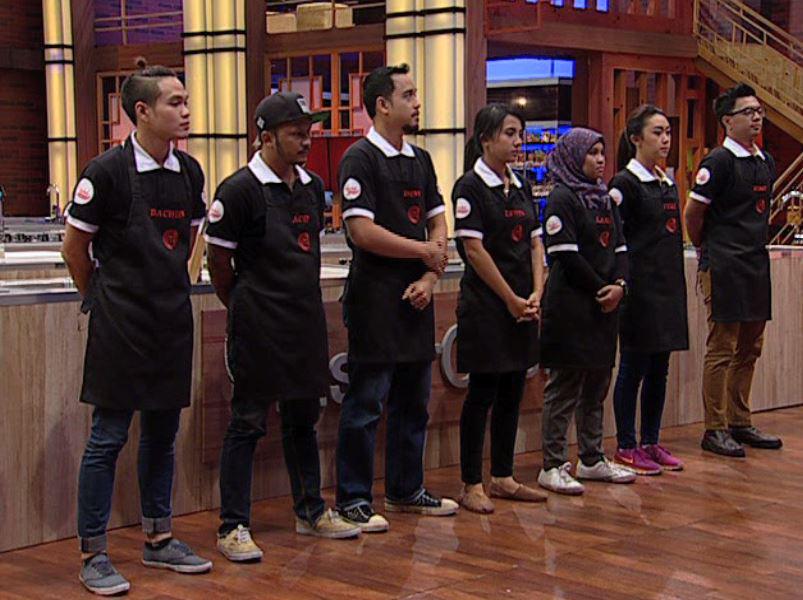 OfficialRCTI's tweet photo. dgn appron warna hitam, tim Hijau yg klah di tim challenge harus berjuang dlm pressure test hari ini #INAMasterChef4 http://t.co/Ok916tySNI