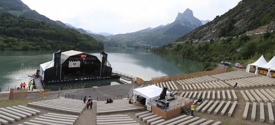 DisfrutaAragon_'s tweet photo. Impresionante entorno el que rodea el escenario de Pirineo Sur, esta noche toca disfrutar de @Calle13Oficial http://t.co/q5UUVu5Ubb
