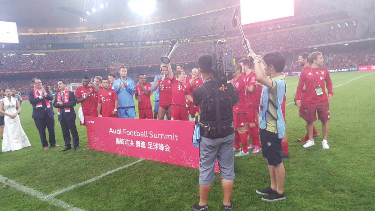 FCBayern's tweet photo. 🏆 Kapitän #Lahm reckt den Pokal nach dem Sieg bei #FCBVCF in den Nachthimmel von Beijing! #AudiFCBtour #MiaSanMia http://t.co/7jKiR5ijkG