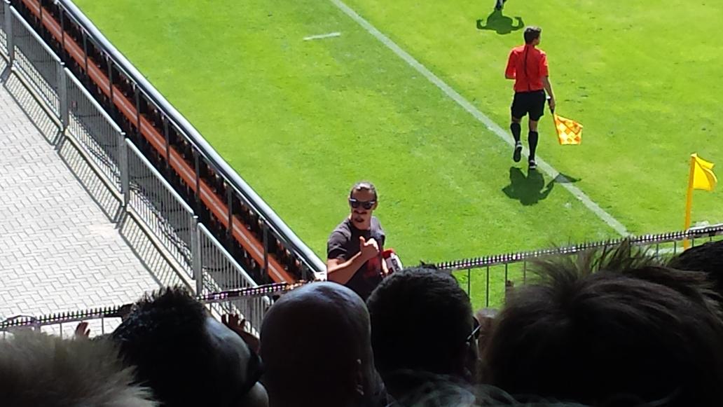 Luja1887's tweet photo. Geil #zlatan #Ibrahimovic ist heute Capo beim Testspiel und wird entsprechend besungen #dschsv #arminia #hsv http://t.co/pQeILQrQKW