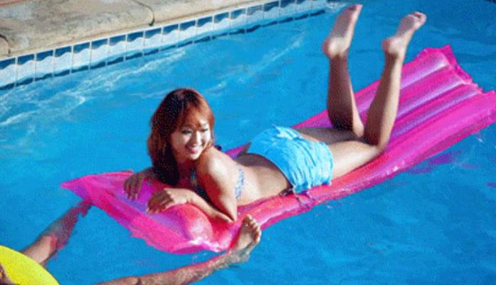 SistarInfluence's tweet photo. Soshi was inspired by sistar's iconic poll scene but it was a failure cause bora isn't giving a birth on the 2nd pic. http://t.co/DVQBq3q2TK